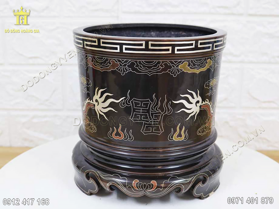 Bề mặt b&aacute;t hương đồng đỏ được chạm khảm nguy&ecirc;n liện v&agrave;ng 24K, bạc 925 cao cấp